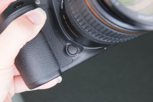 ▲景深預視和5D Mark III的位置相約。