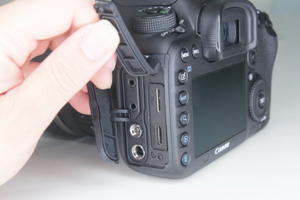 ▲現時相片、影片容量大,所以在7D Mark II 內加入 USB 3.0 以便快速傳輸影像檔案。