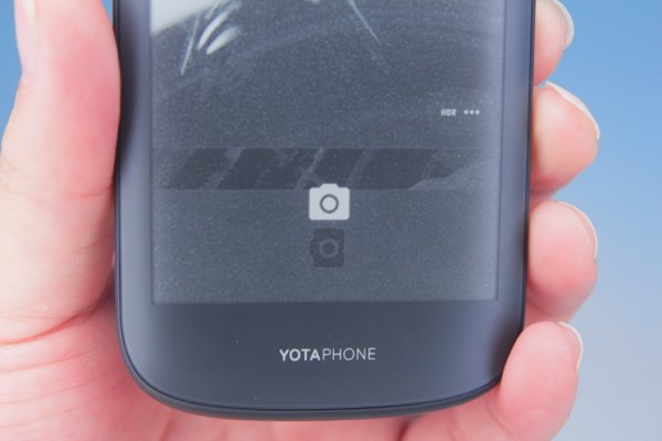 战斗民族「国民iPhone」 Yotaphone 2