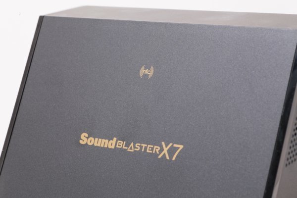 ▲機側有NFC晶片,手機一拍就可以用藍牙接駁 X7。