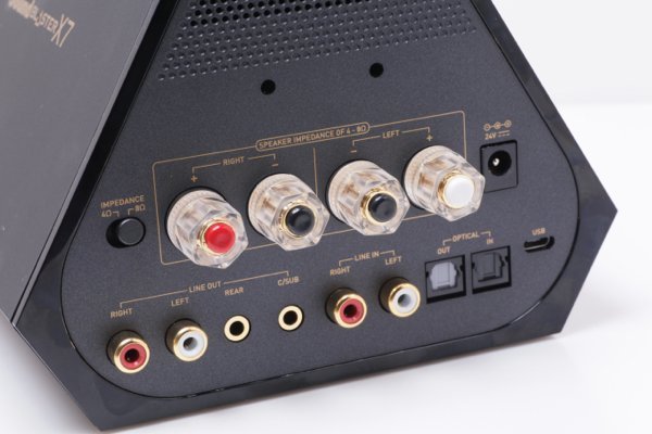 ▲機背有 Analog、光纖輸入及輸出端子,左側有一個 Ohms 的撥桿。