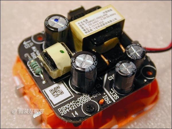 電源的樣子,可見電源輸出是 5.1V。