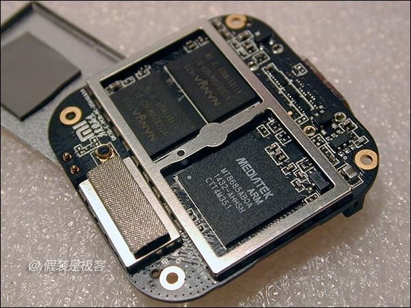 主機板拆開之後的樣子。