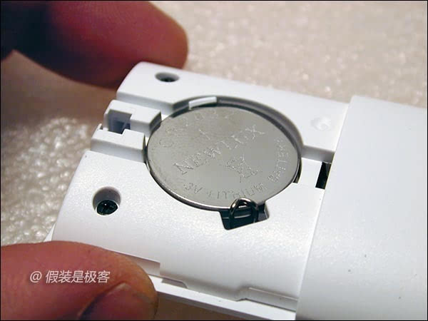 小米控制器,以鈕扣電池加上藍牙可支撐 1 年的續行力。