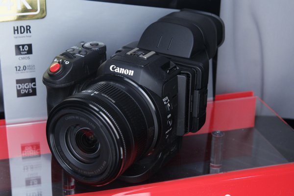 1 吋 CMOS 貌似单反的 4K DV!Canon XC10 现