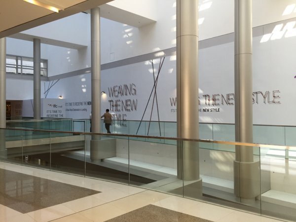 ▲Apple Store 對上一層已加上圍板。
