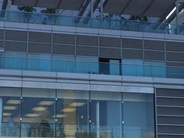 ▲Apple Store 對面的行人天橋看過去,可以看到準第三層 Apple Store 有陽台。