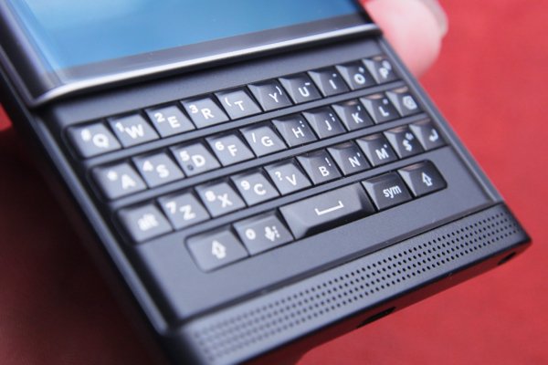 ▲推开滑盖就能使用四行键盘，但和历代Blackberry 比，按键不够立体