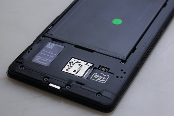 ▲950XL 是单SIM手机，设有Micro-SD卡槽