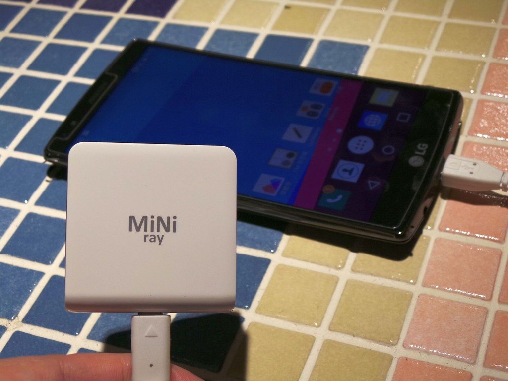 ▲在手機上安裝了App,再用線接上 Mini Ray 即可投影