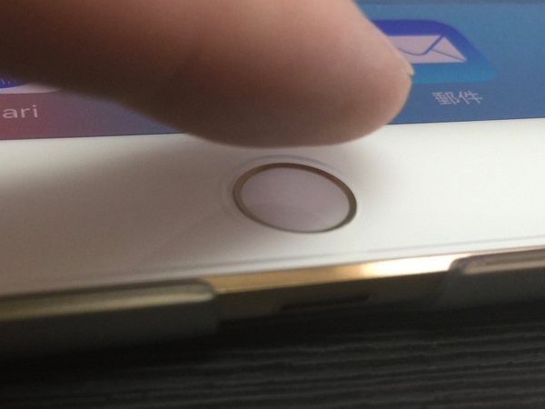 ▲ Touch ID 開口不大,使用Touch ID 時會感到少少刮手
