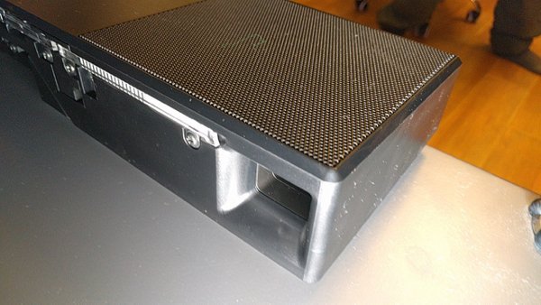 ▲而左右低音單元相應位置有低音反射孔