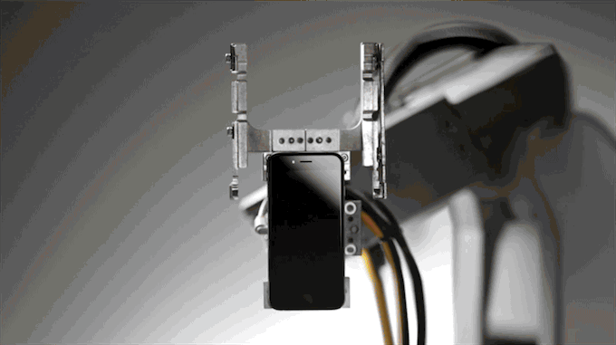 apple-recycle-iphone-by-a-robot-liam_01