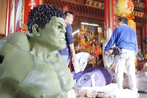 愤怒的 hurk 面上「爆青筋」显现的血管,皮肤纹理也高度还原!