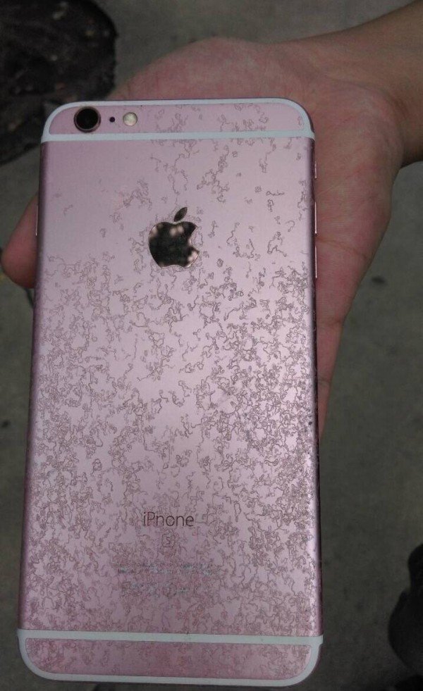 why-iphone-6s-have-insect-marks_00