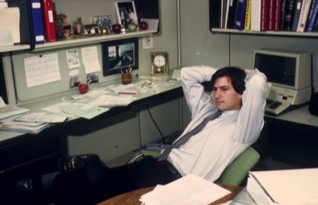 8 messy desk with success people 00