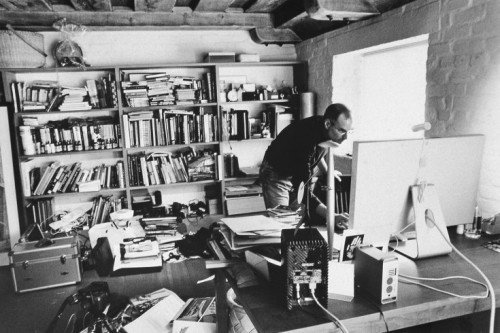 8 messy desk with success people 01b