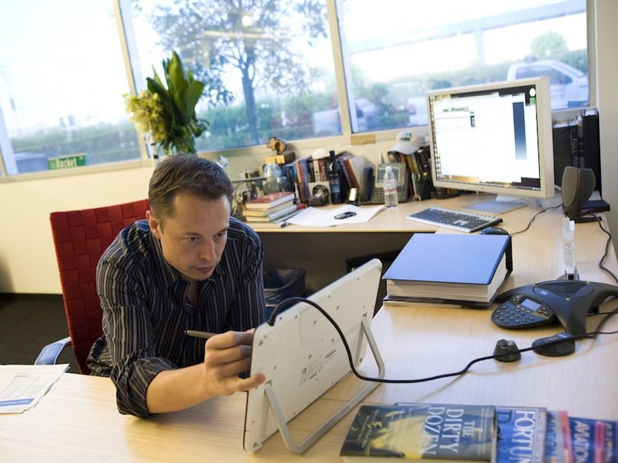 8 messy desk with success people 07