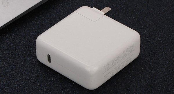 macbook usb c charger can charge iphone 01