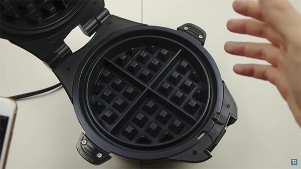 iphone 8 plus vs waffle machine 01