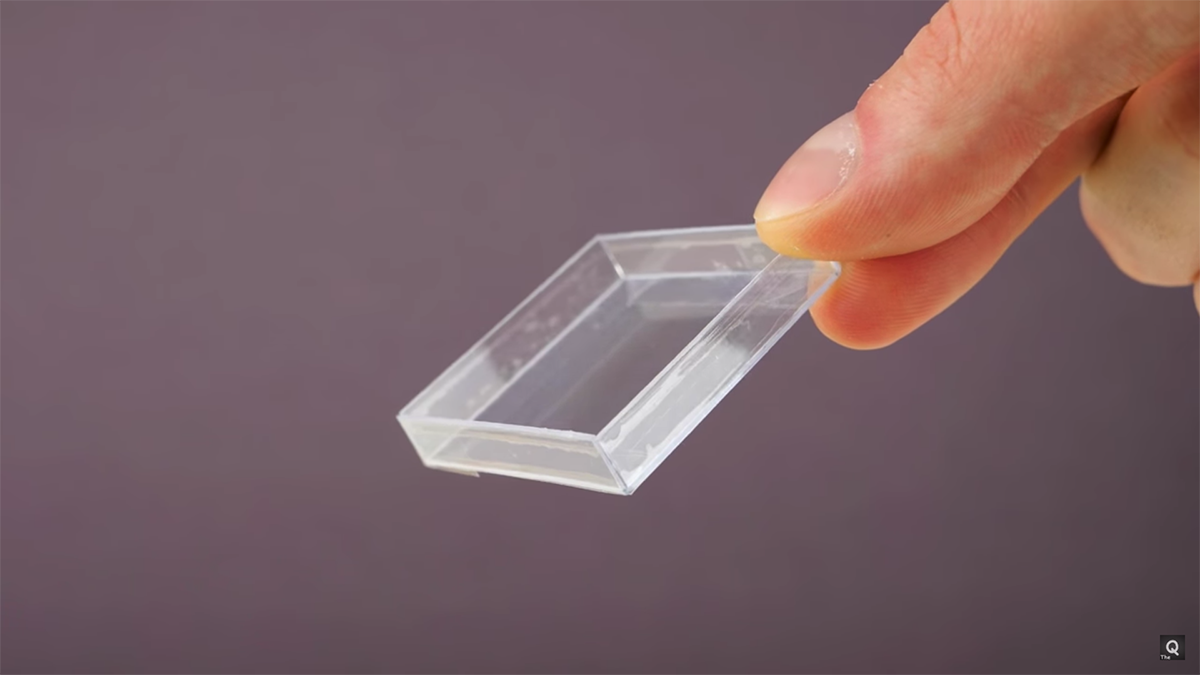 how to lock the coin into transparent epoxy resin 02