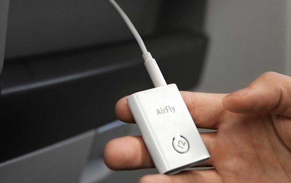 twelve south alyfly for airpods in aeroplane 02