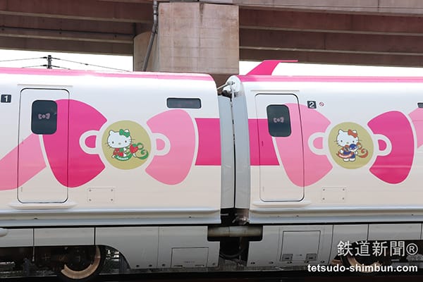 hello kitty shinkansen is about to leave 01