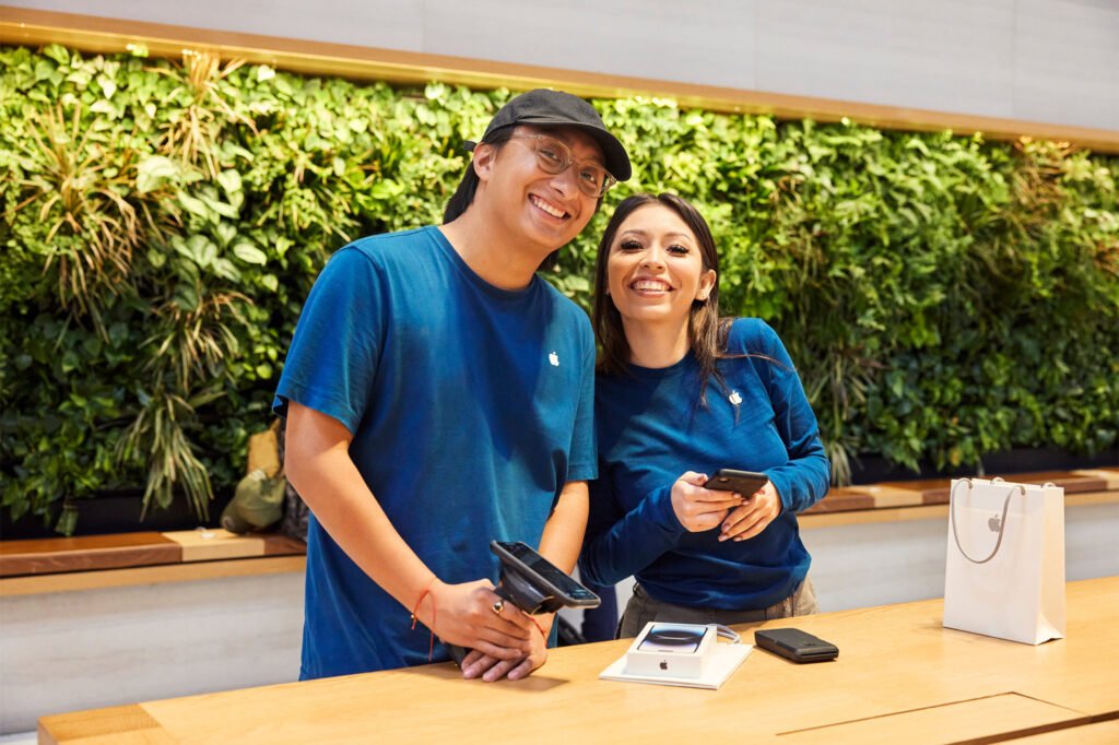 Apple Fifth Avenue New York team members 220916 big.jpg.large 2x