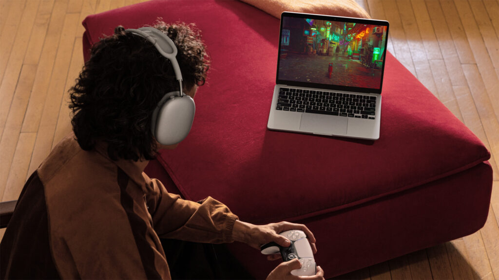 Apple MacBook Air lifestyle gaming 240304 big.jpg.large 2x
