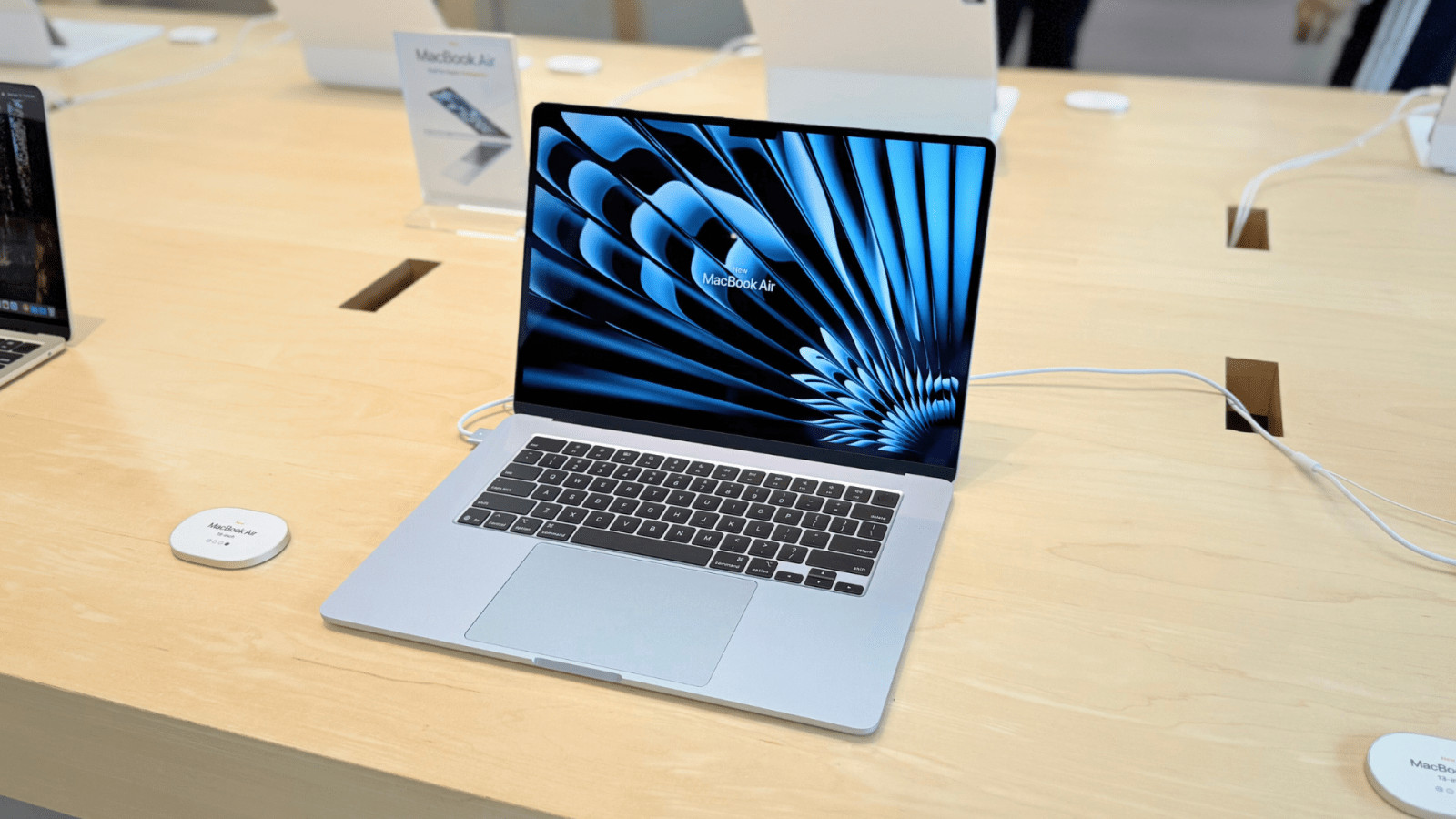 MacBook Air 據報供應嚴重短缺　AI 記憶體危機成主因
