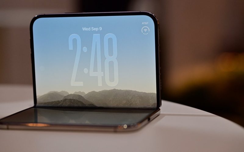 iPhone Duo Seated xl