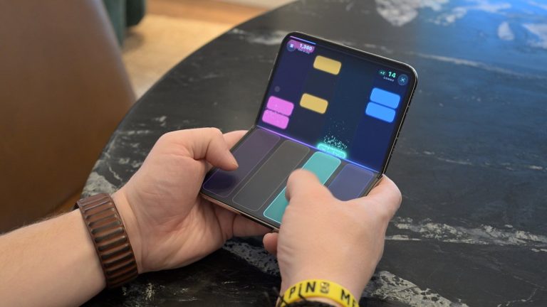 iPhone Duo 打開內屏玩遊戲
