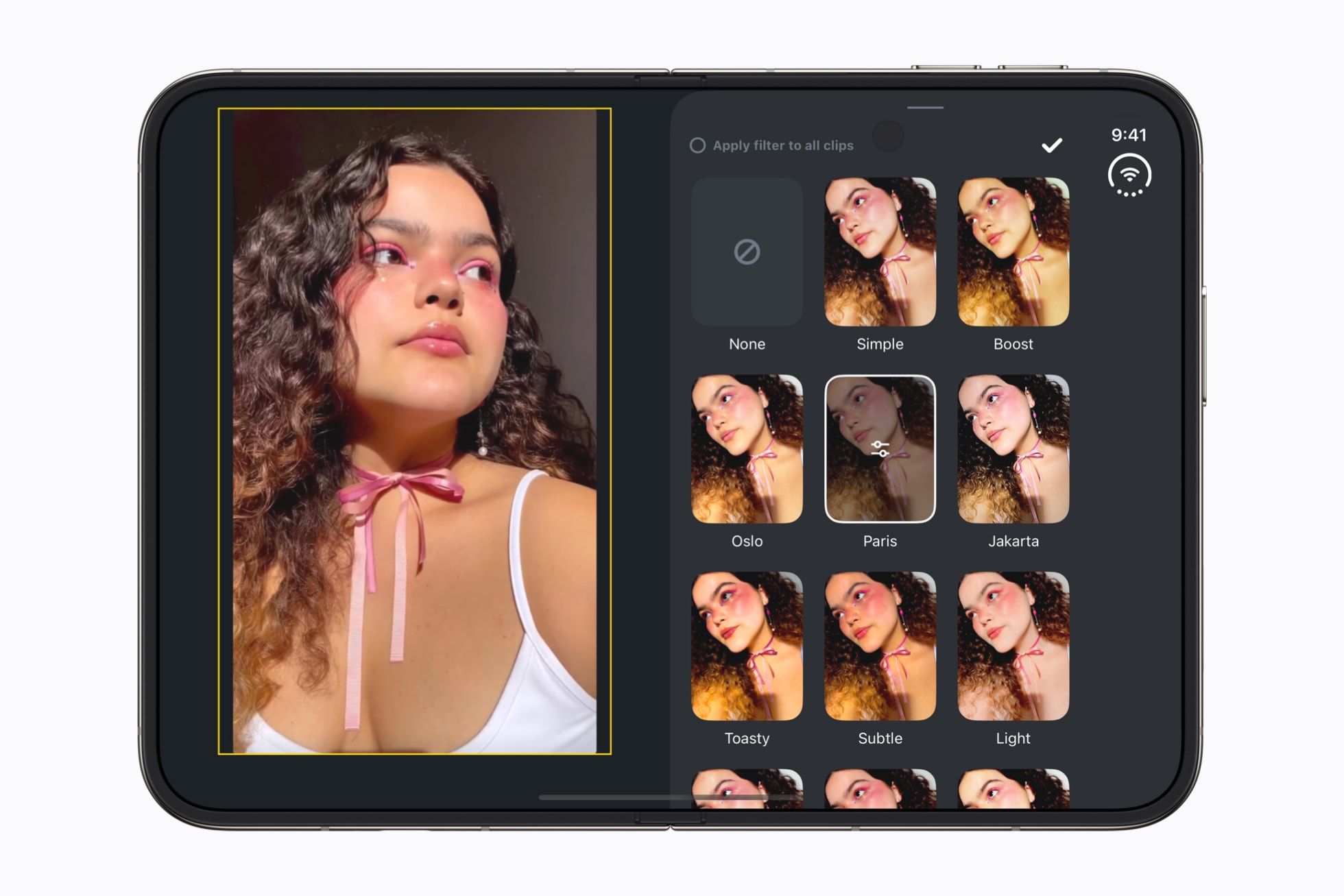 一部完全平放打開的 iPhone Duo,螢幕顯示 Instagram《Edits》app。