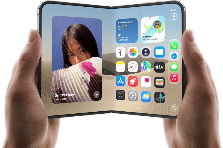 打開的 iPhone Duo 以半摺合姿勢握在雙手中，內螢幕顯示主畫面。
