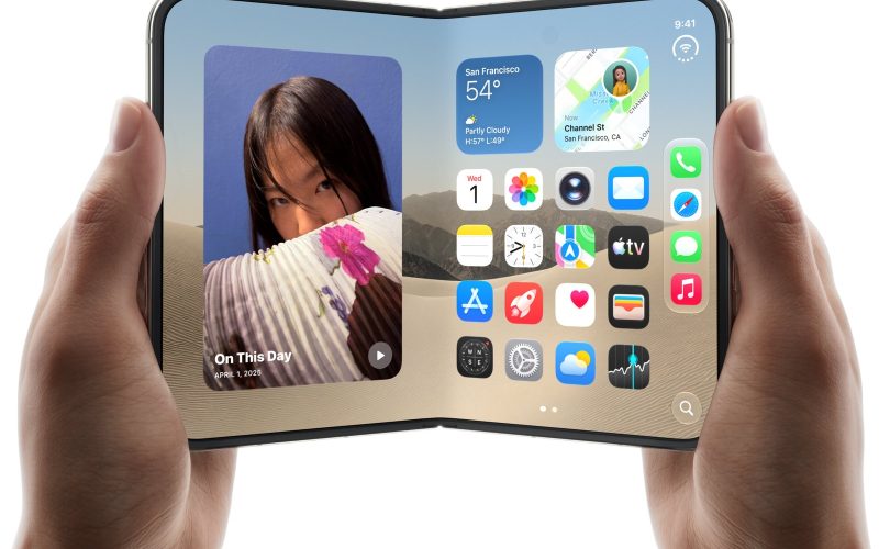 打開的 iPhone Duo 以半摺合姿勢握在雙手中，內螢幕顯示主畫面。